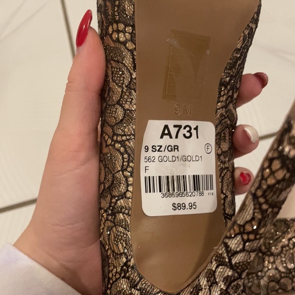 NEW Le Chateau Gold and Black Mesh 4.5” High Heels - Picture 4 of 10